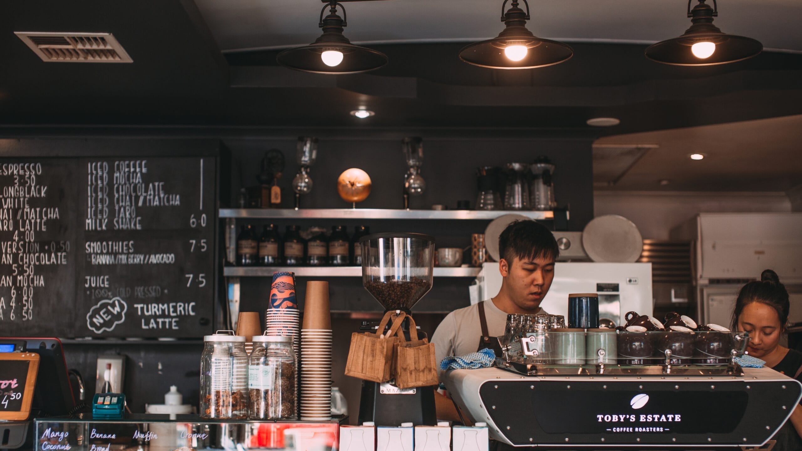 Menjadi Ahli Kopi: Panduan untuk Menjadi Barista atau Roaster